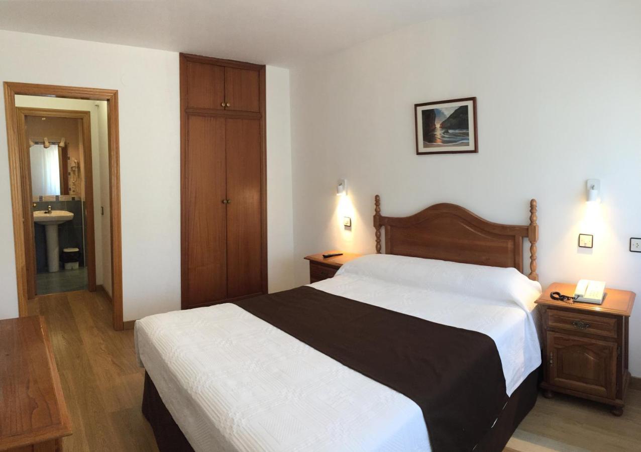 Hotel Trespalacios Panes Eksteriør bilde